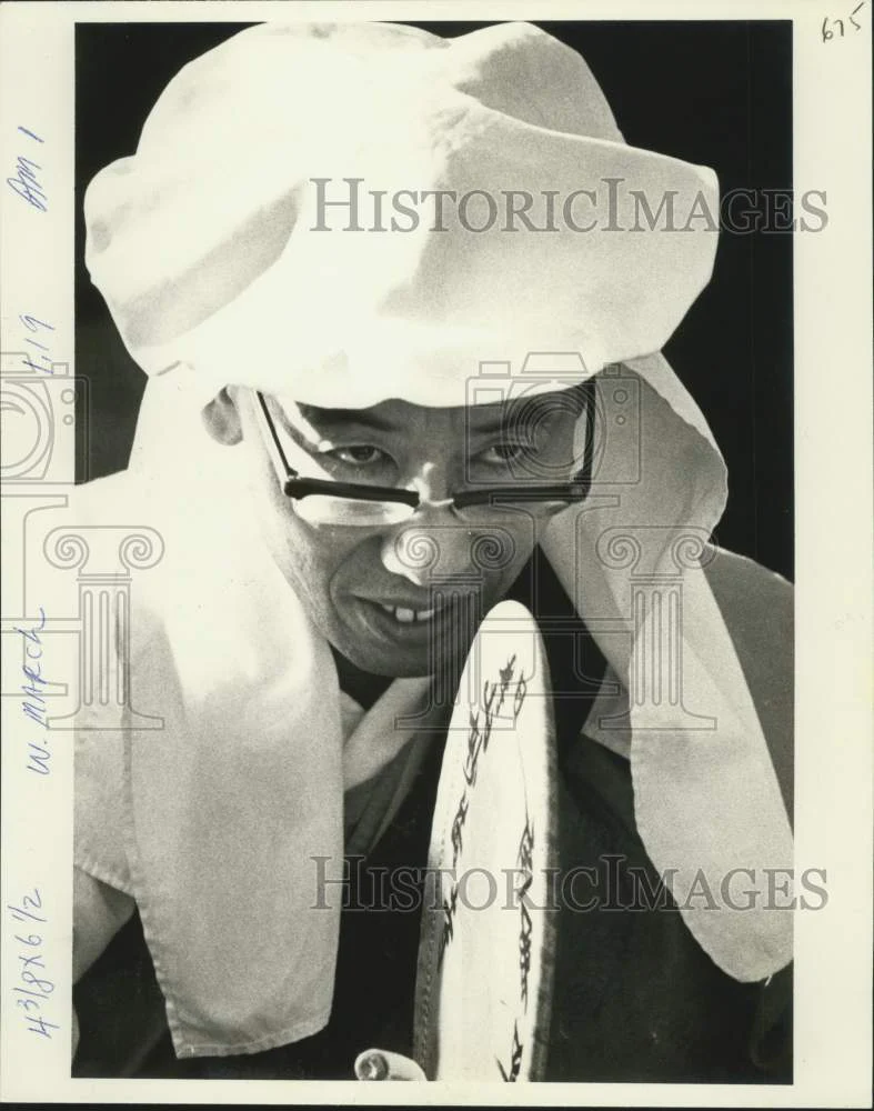 1981 Press Photo Buddhist priest Reverend Jinyu Morishita sings a prayer chant