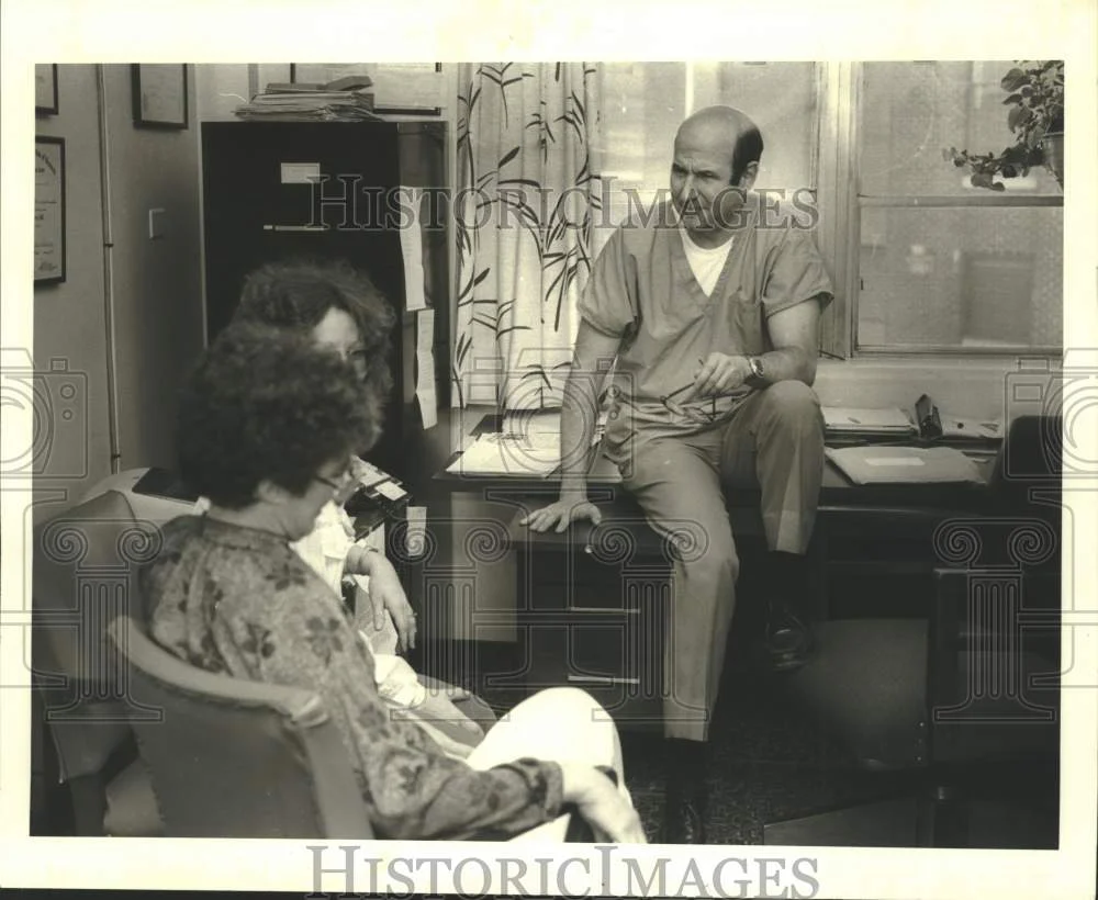 1981 Press Photo Doctor Richard Morse of Mercy Center talks with his patients