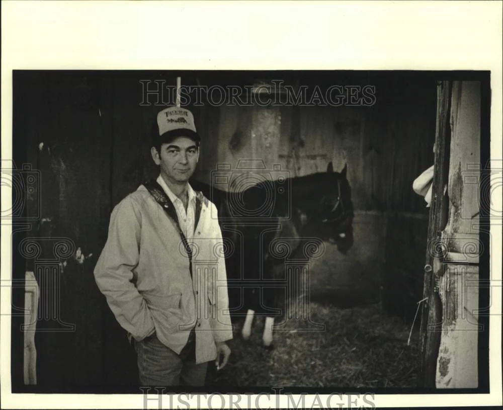 1984 Press Photo Eddie Milligan with horse inside the stable - nob86062