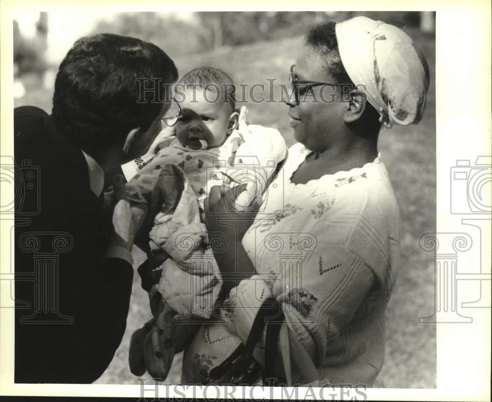 1994 Press Photo Mayoral candidate Donald Mintz greets Emily and Wilma Burtis
