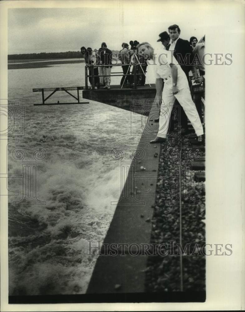 1973 Press Photo Delegates observe the Morganza Floodway built in 1964