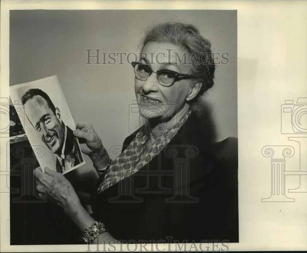1962 Press Photo Margaret Moore with photograph of astronaut Malcolm Carpenter