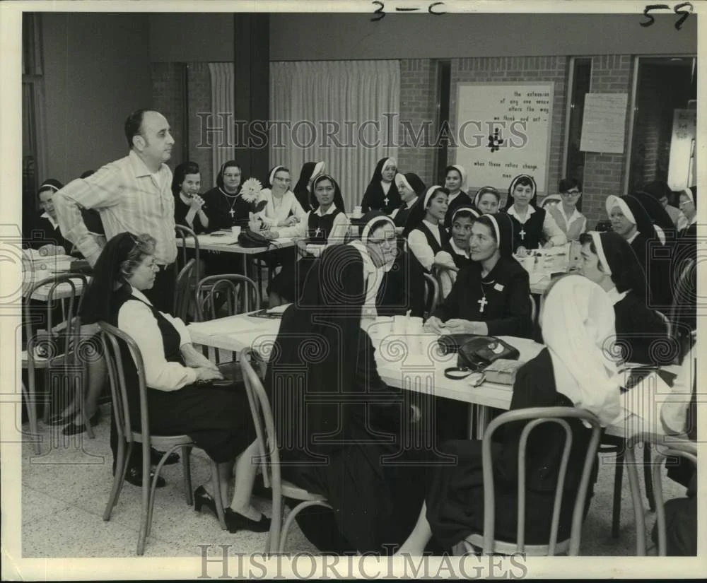 1969 Press Photo Louis Tamaino leads group dynamics workshop, Mt. Carmel Academy