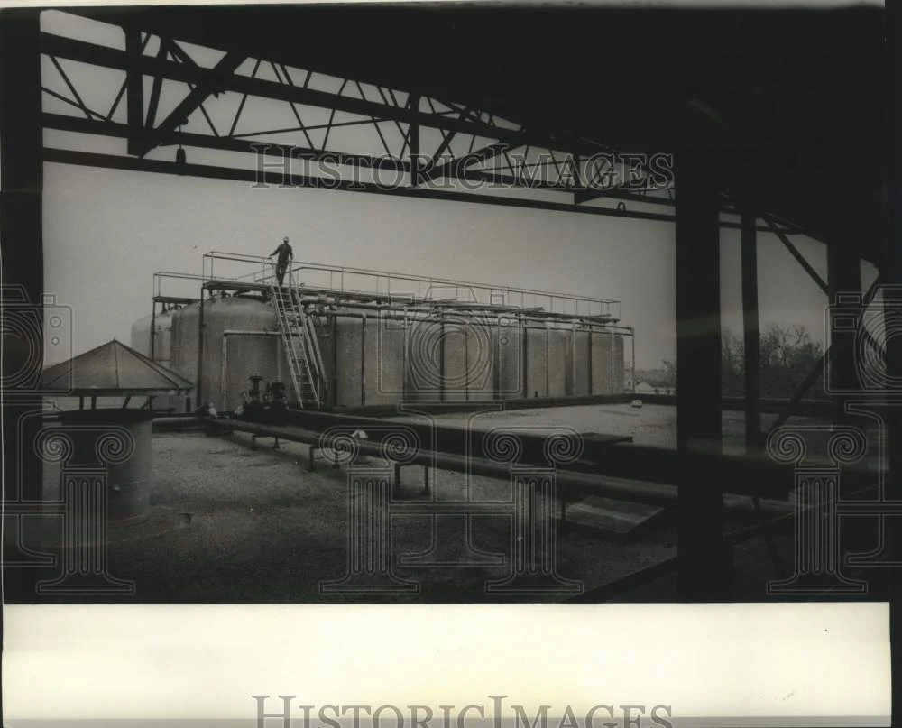 1975 Press Photo Beer stored in outside tanks - nob97885