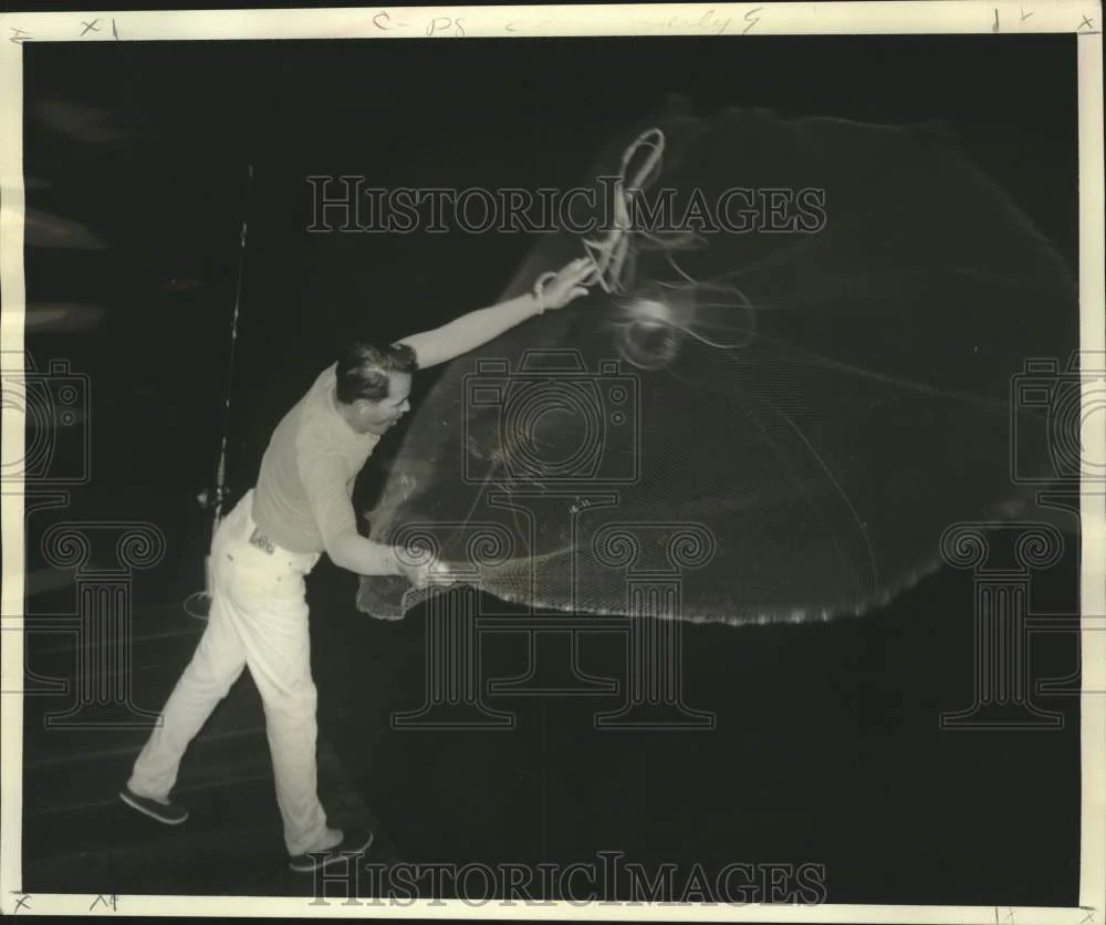 1967 Press Photo George Daniel Jr. shrimping with a cast net - nob98251