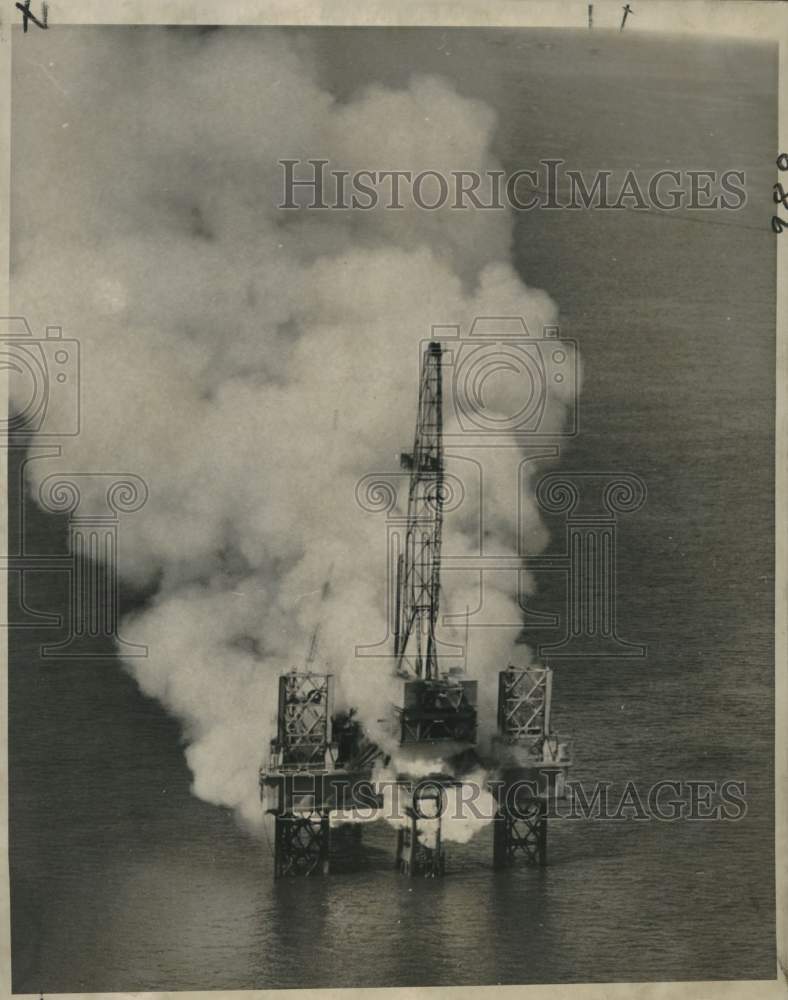 1968 Press Photo Offshore Oil Rig Ablaze in Gulf South of Buras - noc00233