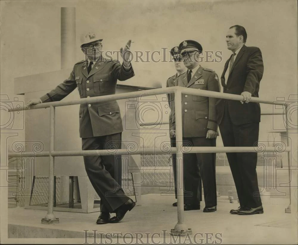 1963 Press Photo Colonel Edward B. Jennings & group at Old River Lock