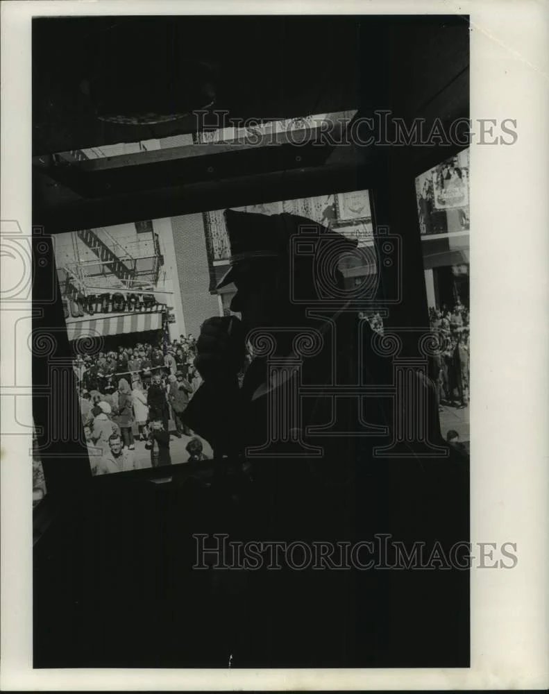 1969 Press Photo Police Sgt. George Dedual's silhouette is foreground of crowd