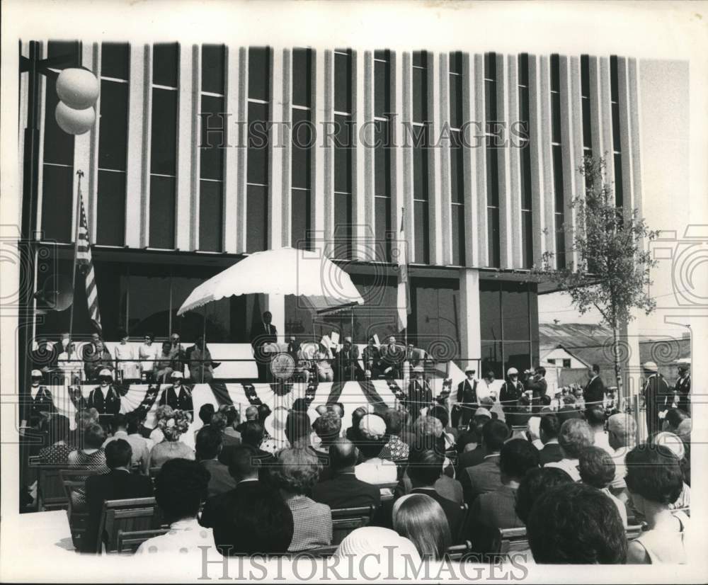 1968 Press Photo Crowd attends ceremony at New Orleans Police building