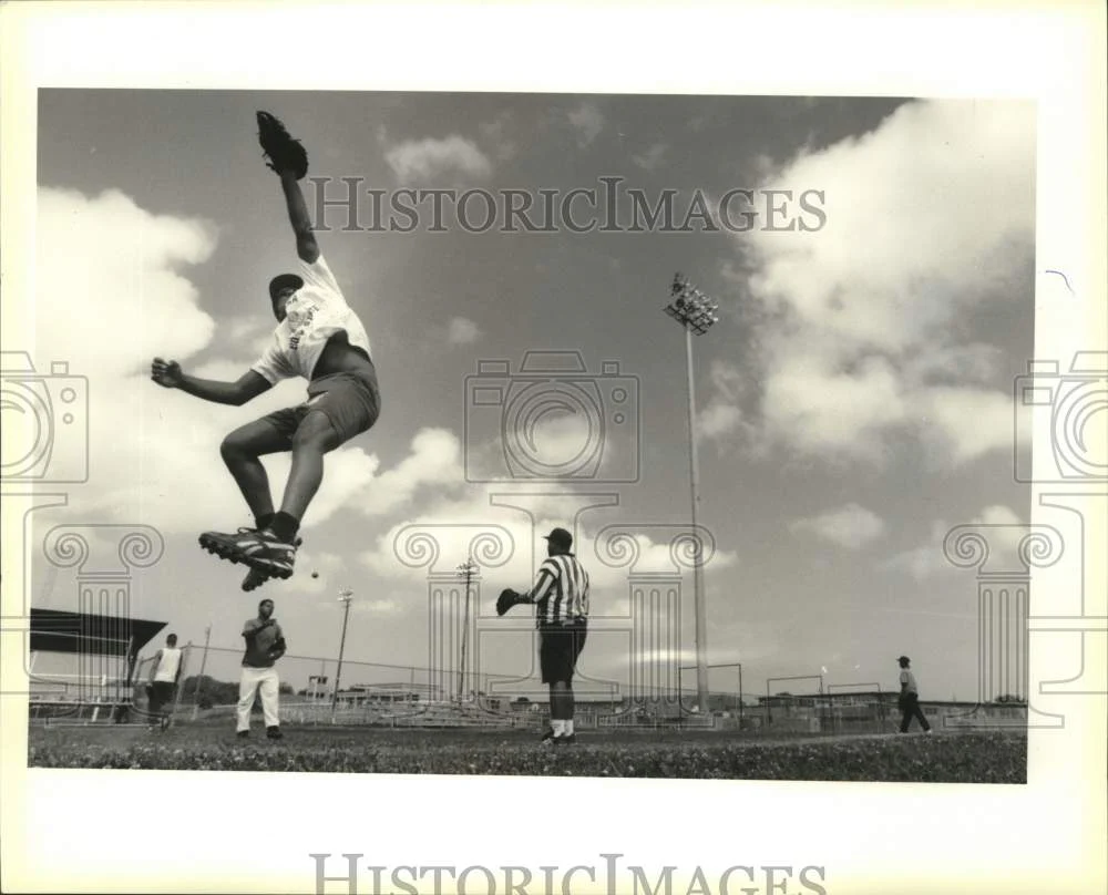 1994 Press Photo Tully Casbon, Port Sulphur baseball player jumps for fly ball