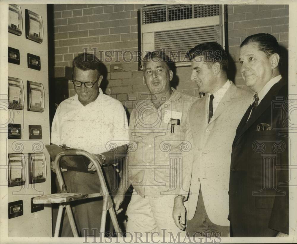 1968 Press Photo Water Purification Plant Tour, Carrollton, New Orleans