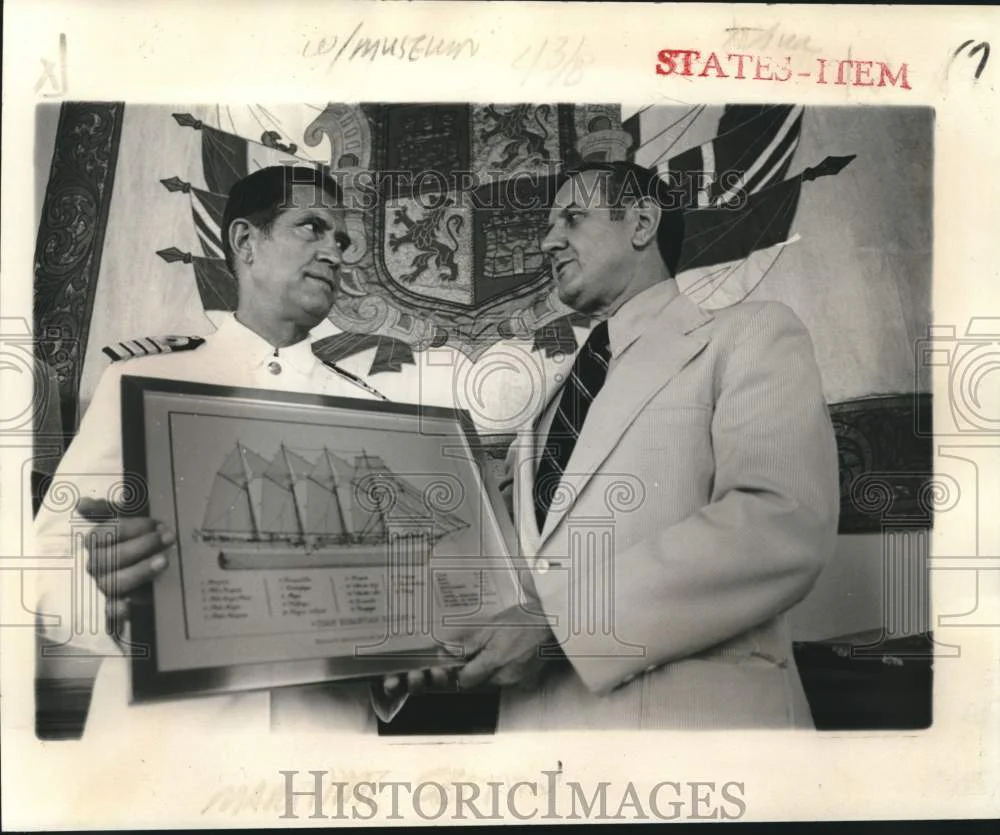 1977 Press Photo William Relistab, Louisiana Maritime Museum, Receives Plaque