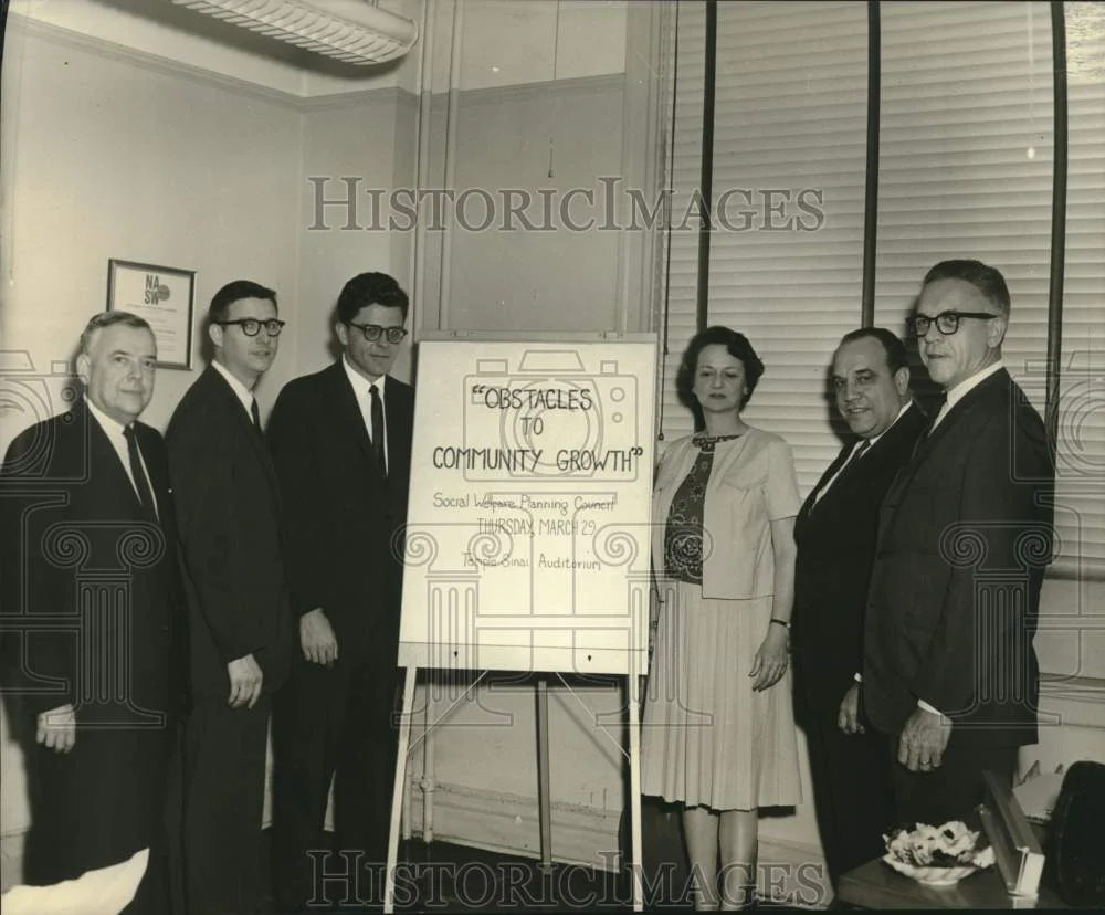 1962 Press Photo Mrs. Robert Reisfeld and members of Social Welfare Council