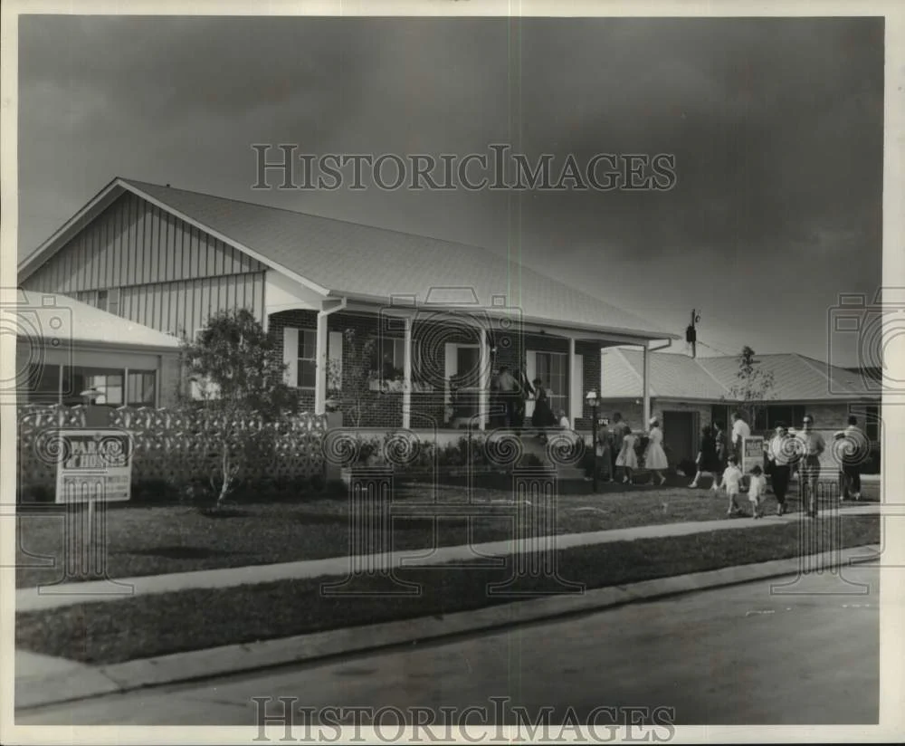 1962 Press Photo Parade of Homes - Crowd at House - noc16196