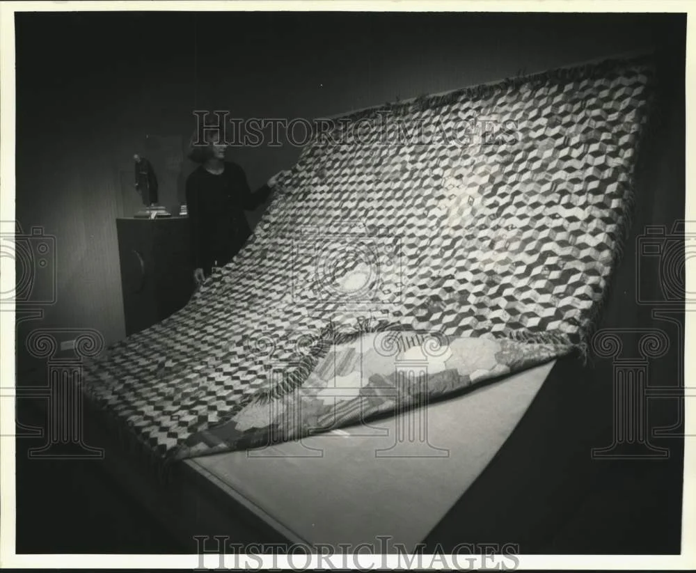 1993 Press Photo Audrey Hammill sets up quilt display - noc22734