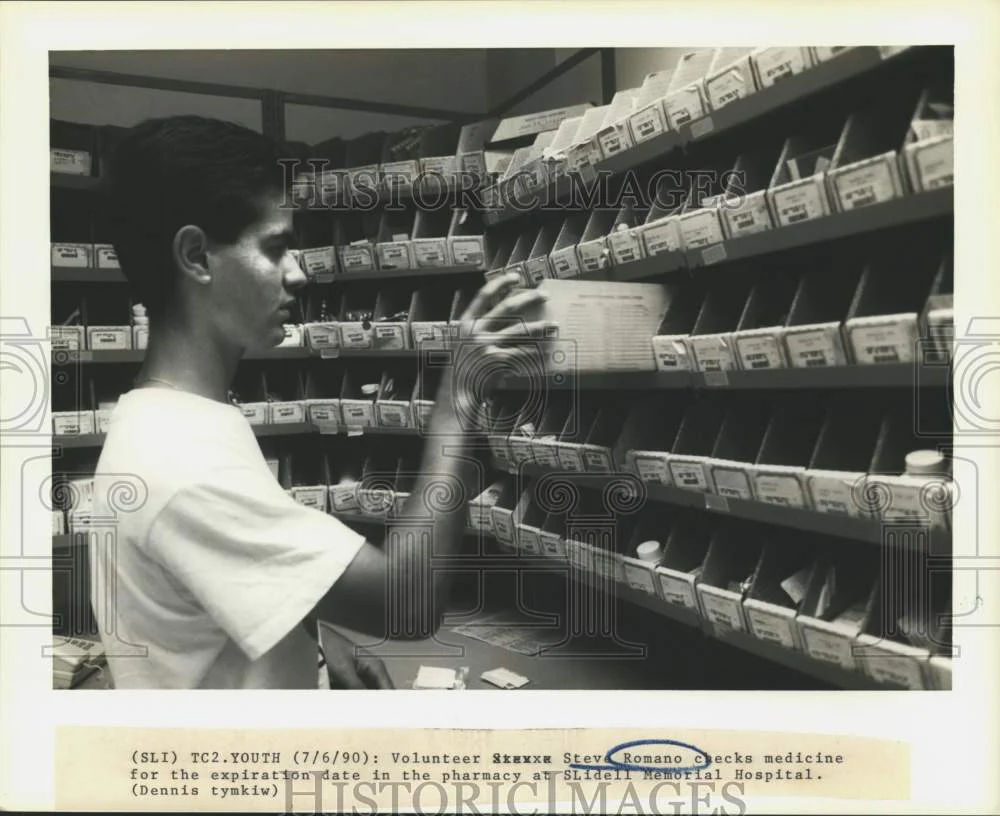 1990 Press Photo Volunteer Steve Romano at Pharmacy at Slidell Memorial Hospital