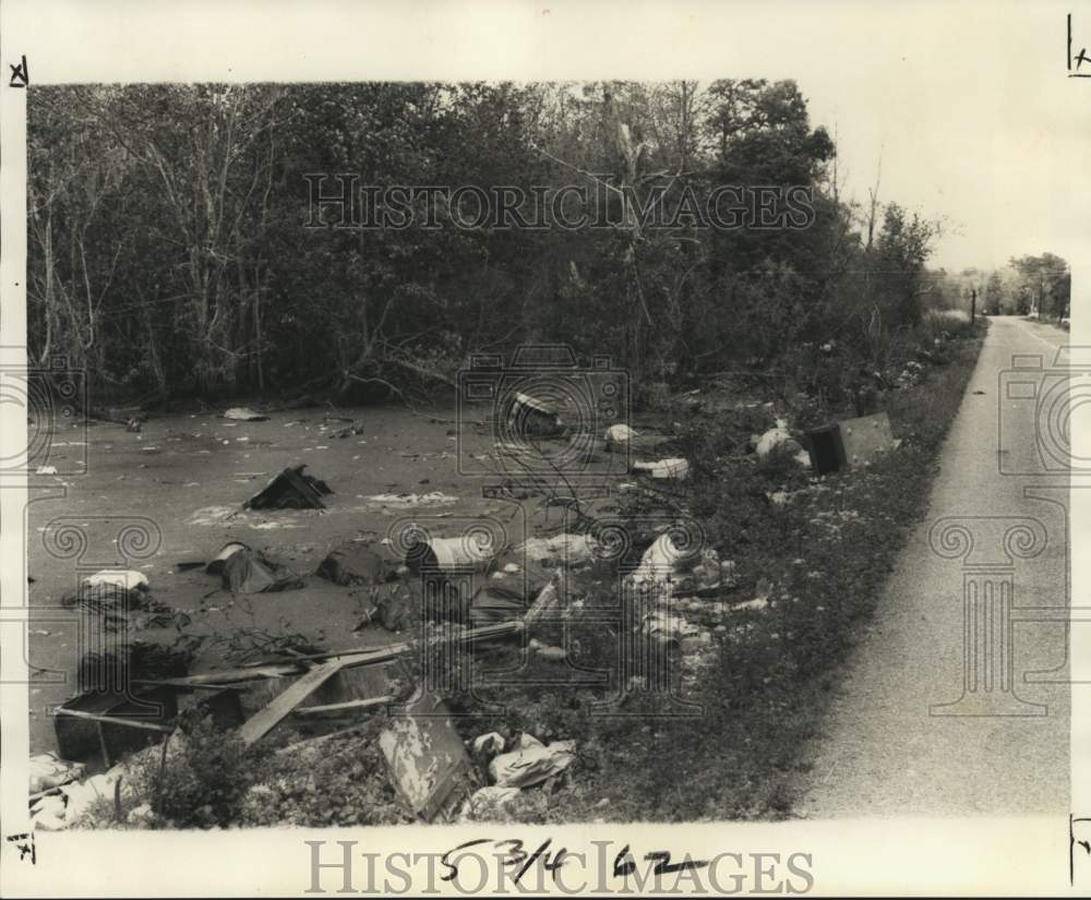 1976 Press Photo Dumping grounds at St. Rose Road - noc24357