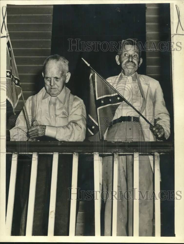 1940 Press Photo Private Frank "Daddy" Powell, Private Hugh L. Robinson and Flag