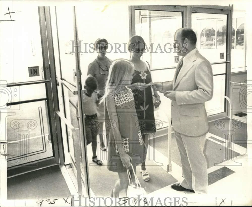1973 Press Photo Customers receive bonus bucks as they enter new Schwegmann's.