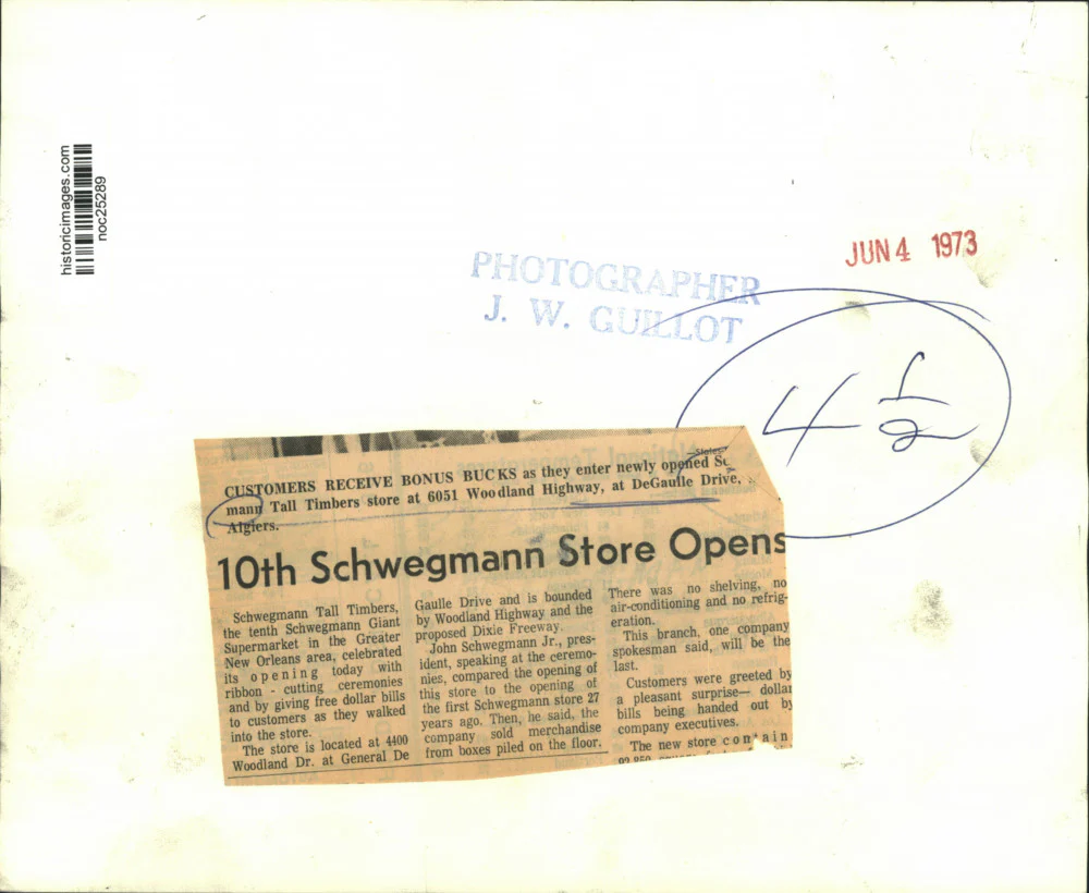 1973 Press Photo Customers receive bonus bucks as they enter new Schwegmann's. - Image 2