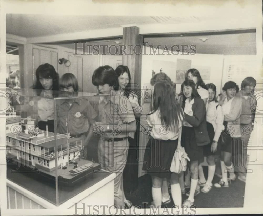 1976 Press Photo Students visit Bicentennial towboat Sergeant Floyd - noc25674