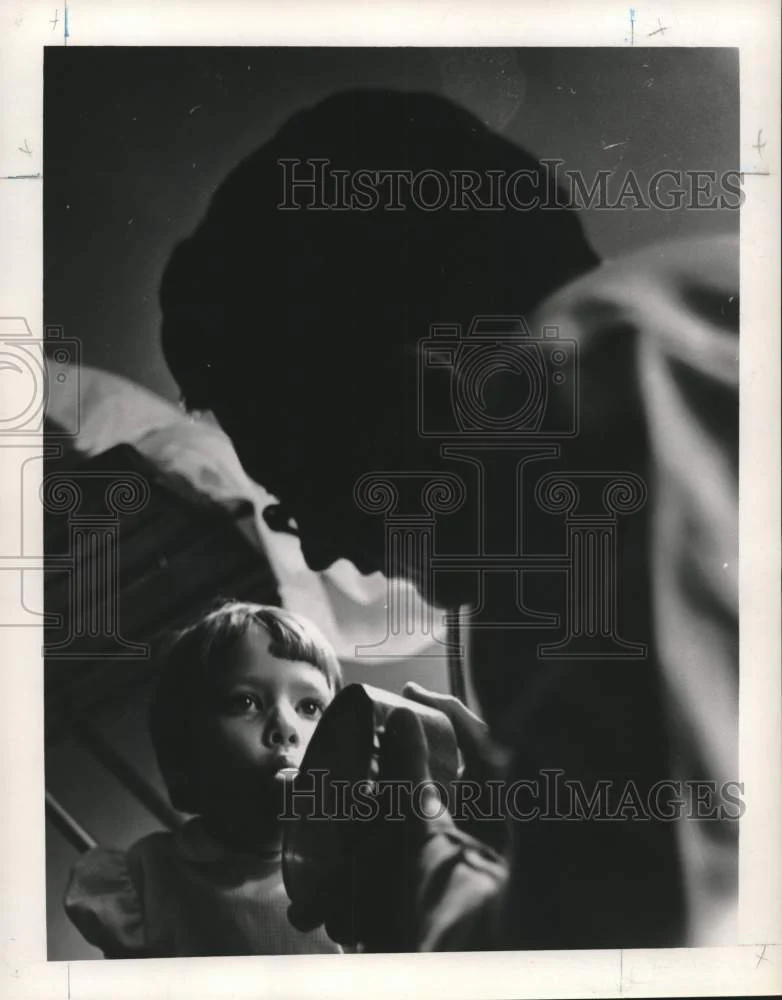 1963 Press Photo Stephen Acker has Madeline Vayda blow into peak flow meter