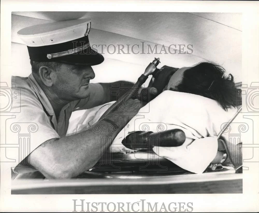 1963 Press Photo New Orleans fireman Captain Sanchez aids asthma attack victim