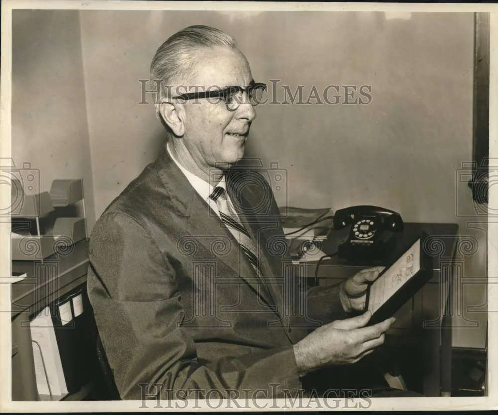 1960 Press Photo S.R. Morris views snail display-Plant Quarantine Masonic Temple