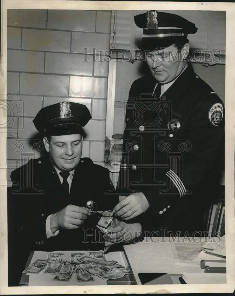 1961 Press Photo Ptn. Louis Schick & Lt. Robert Lampard & recovered merchandise