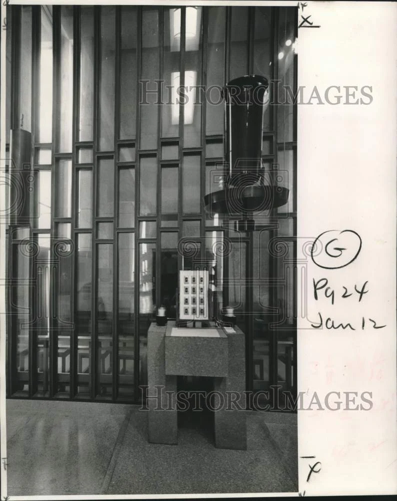 1969 Press Photo Sanctuary side wall serves as glassed Blessed Sacrament Chapel.