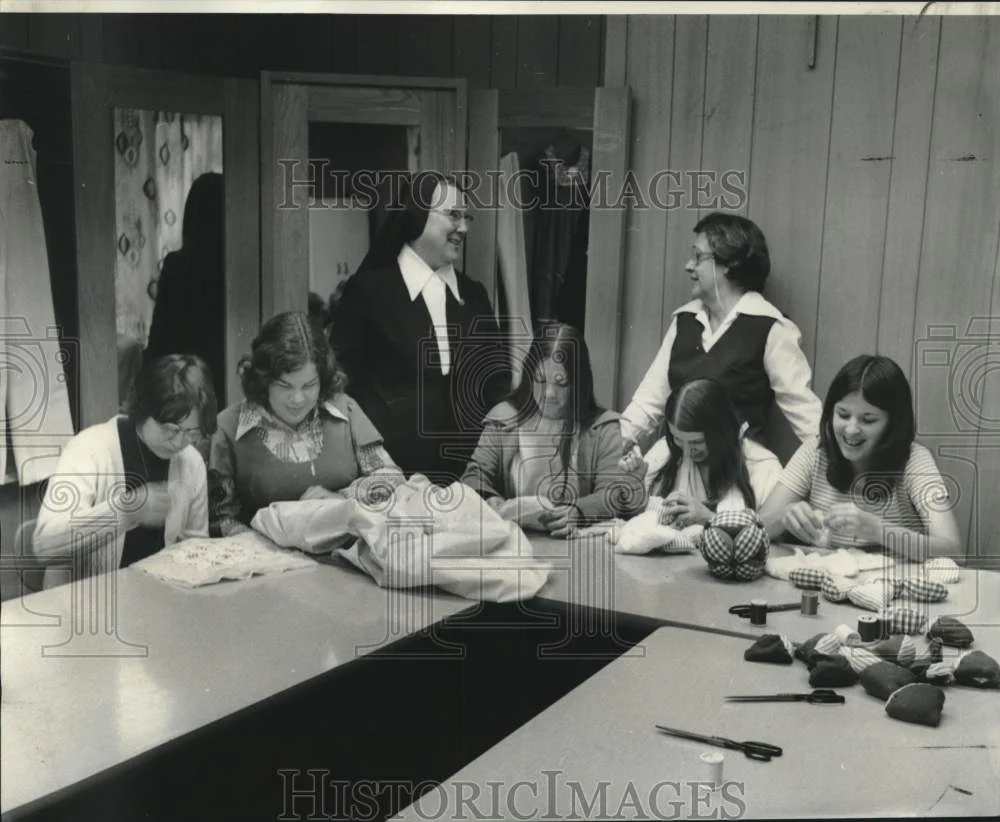 1974 Press Photo Sister Lillian McCormack in Mrs. Catherine Adamo's Sewing Class