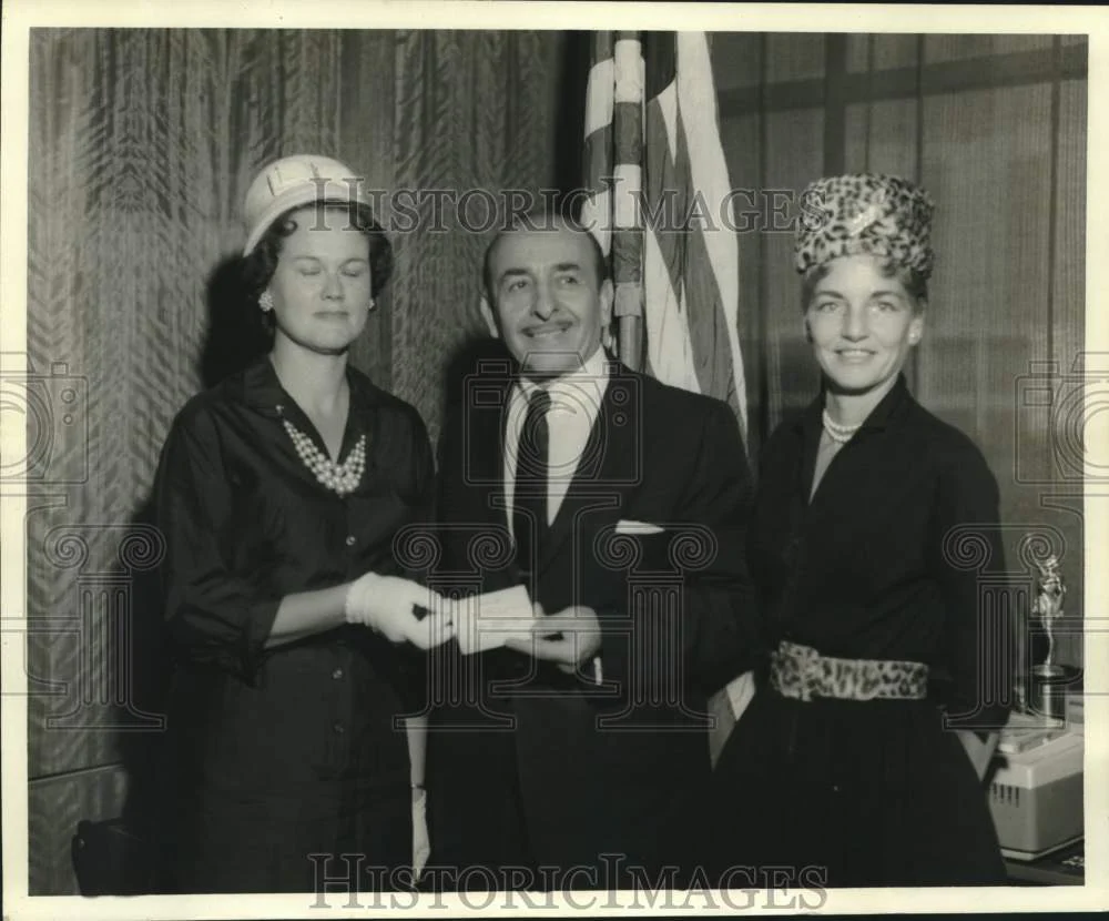 1961 Press Photo Mmes. Harry Meredith and Harold Staub sell Mayor Schiro tickets