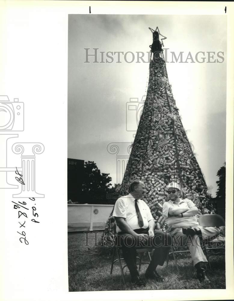 1991 Press Photo Salvation Army-Dan Adair and George Young with Christmas Tree