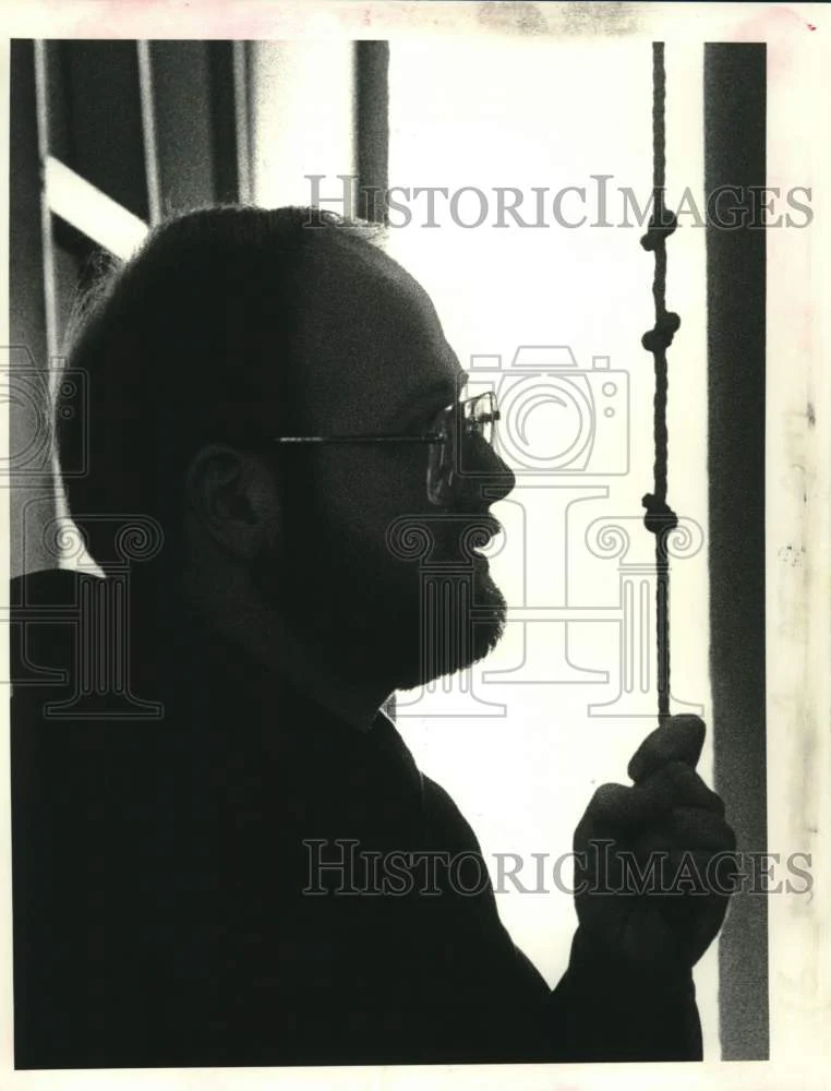 1985 Press Photo Brother Anthony Arcement rings Abby Bell at St. Joseph's Abby