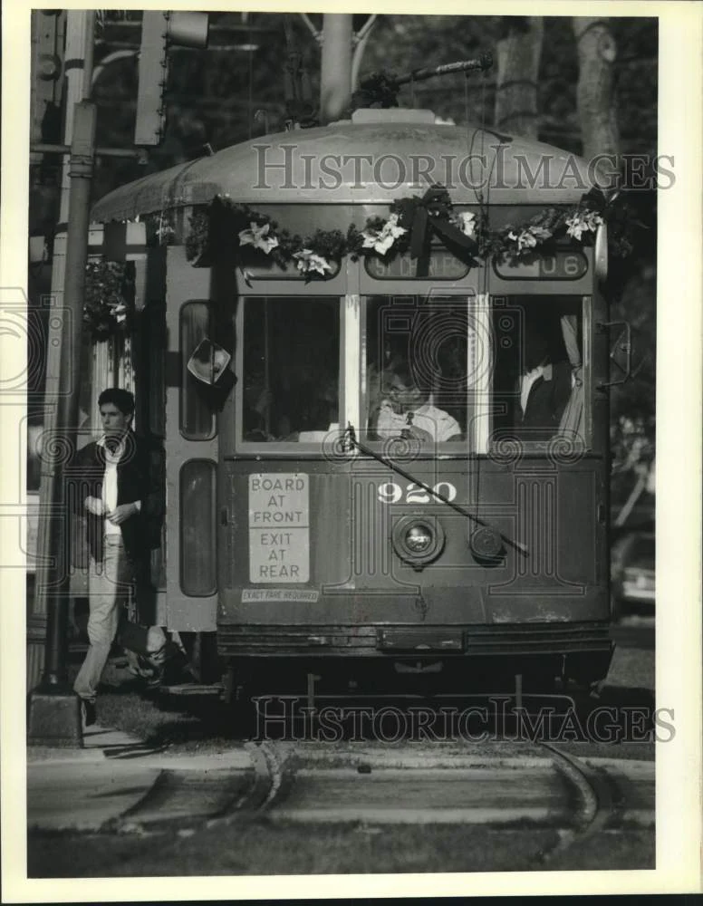 1989 Press Photo Streetcar rider gets off at decorated St. Charles Streetcars
