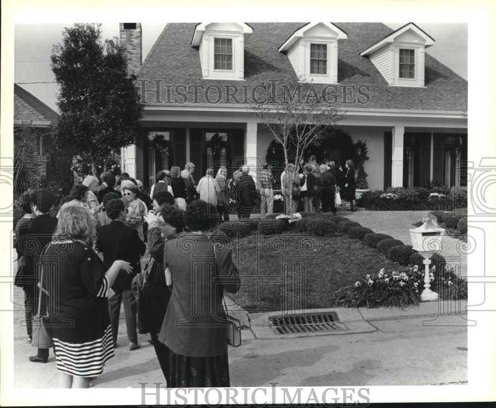 1993 Press Photo "Tour of Homes" crowd at Palmisano Boulevard home - noc32574