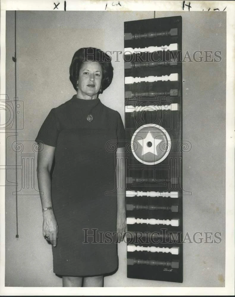 1968 Press Photo Jesselyn Zurik, Artist, with Wall Sculptures, New Orleans