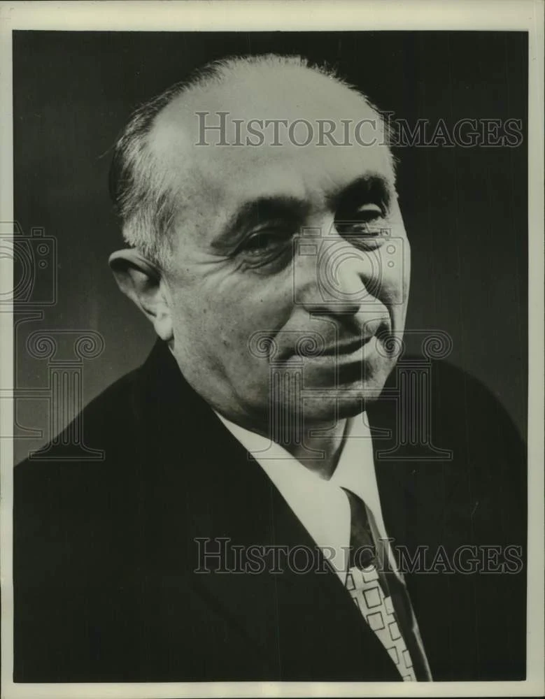 1960 Press Photo Dr. Alexander Zarchin, Russian Refugee, Works To De-Salt Water