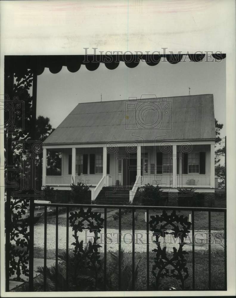 1966 Press Photo Mrs. Wright spent her own money to renovate this cottage.