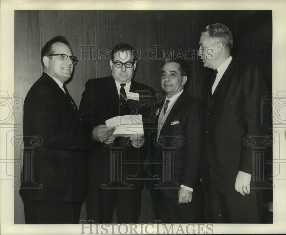 1968 Press Photo Charles Wicks with businessmen look over documents - noc47907