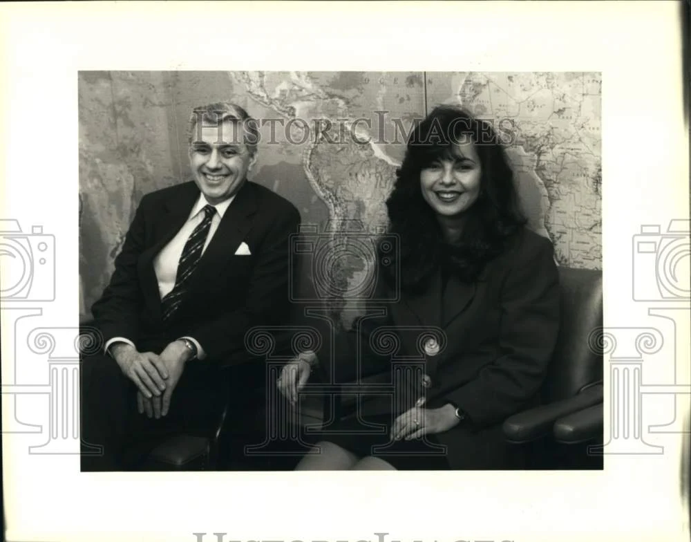 1992 Press Photo Carmen Wales, Angel Carreras by world map in World Trade Center