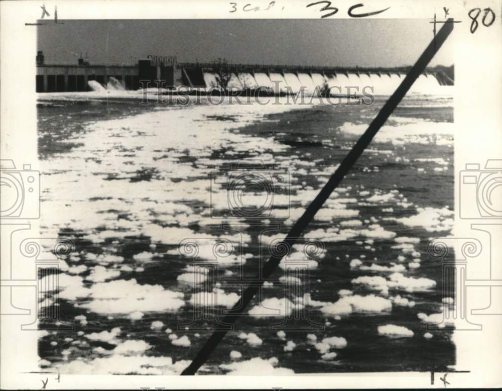 1962 Press Photo Fluffs of foam below dam near Chicago from detergents