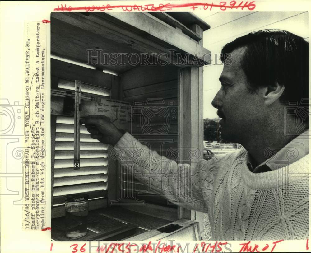1988 Press Photo Terrytown's Amateur Meteorologist Bob Walters takes temperature