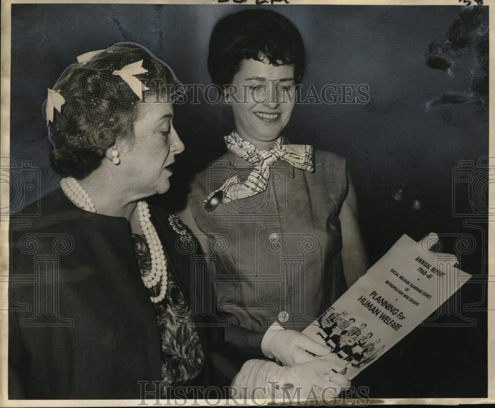 1961 Press Photo Social Welfare Planning Council, Mrs. Victor Shaw & Mrs. Stich.