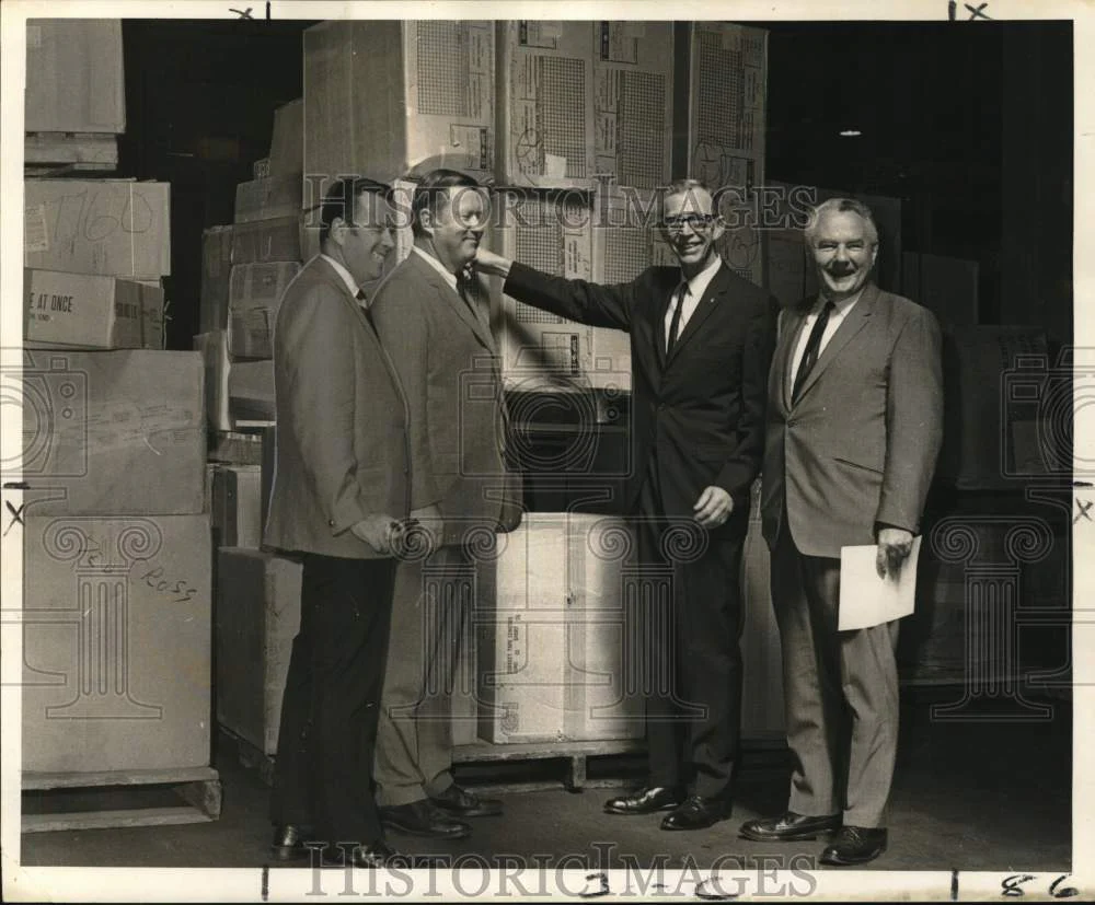 1969 Press Photo Sears, Roebuck and Co. donates to the American Red Cross