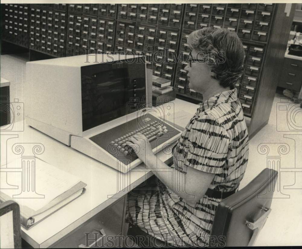 1975 Press Photo Department head Jane Stevens works on Tulane library computer