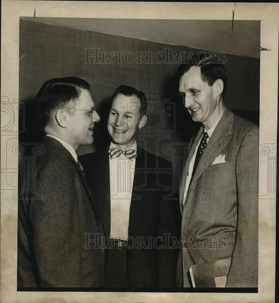 1955 Press Photo William N. Cox Jr. conferring with Gordon Gravelle, Wibur Smith