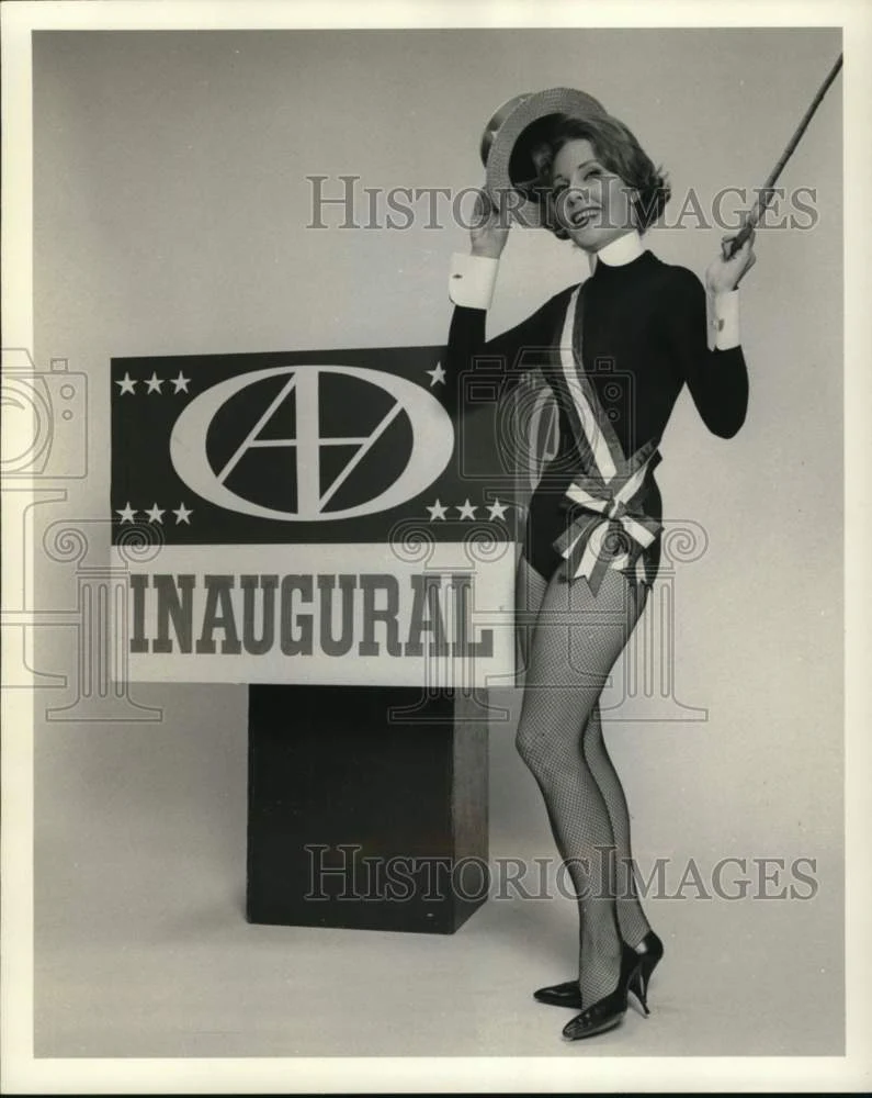 1963 Press Photo Edie Spikes announces event by New Orleans Art Association