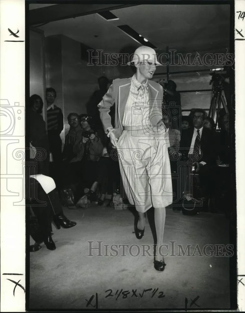 1979 Press Photo Model wears chop-off pants with blazer & crepe de chine blouse