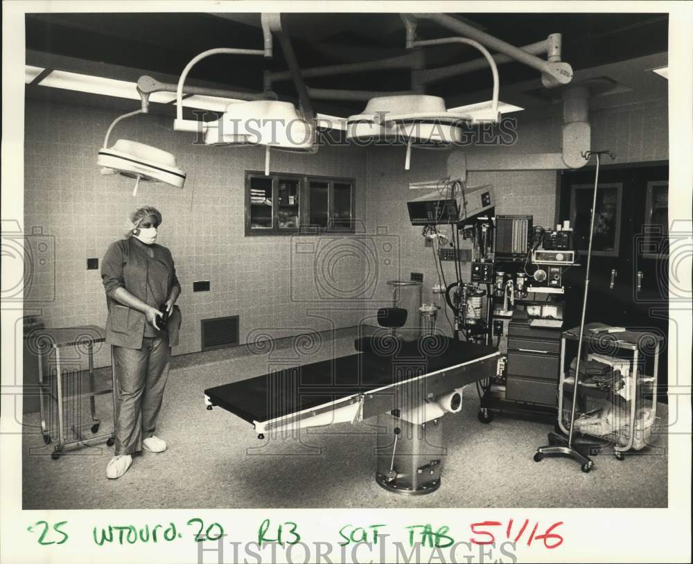 1986 Press Photo Touro Infirmary surgery nurse inside new surgery suite